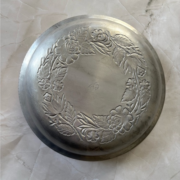 Everlast Forged Aluminum Floral Engraved Metal Baking Bowl - Picture 2 of 4